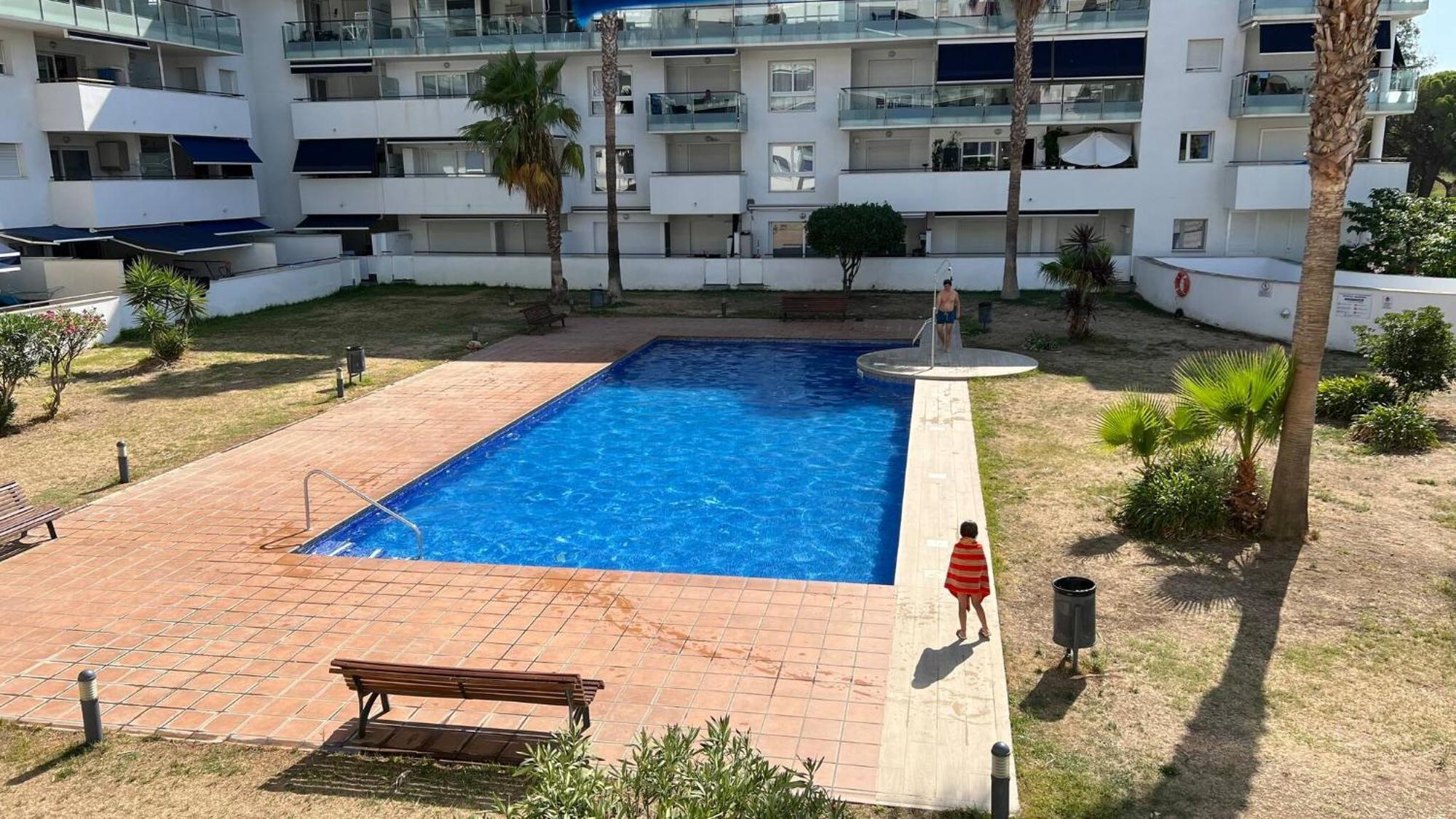 Bonito Apartamento Con Parking Y Piscina En Roses Av-53 Bagian luar foto